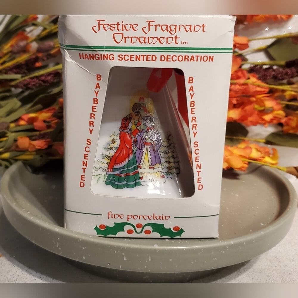 Jasco Vintage Festive Fragrant Christmas Porcelain Potpourri Carolers decoration